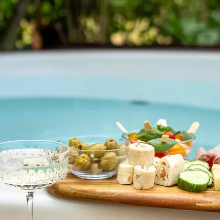 Chalet Chique Tiny Wellness Hottub & Sauna *