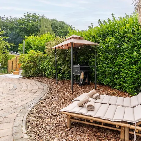 Chalet Chique Tiny Wellness Hottub & Sauna