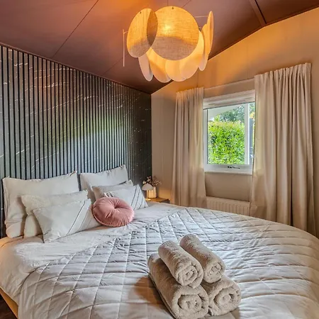 Chique Tiny Wellness Hottub & Sauna Chalet