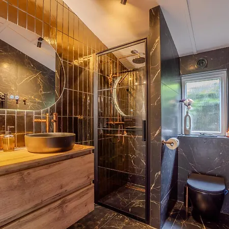 Chique Tiny Wellness Hottub & Sauna Chalet *