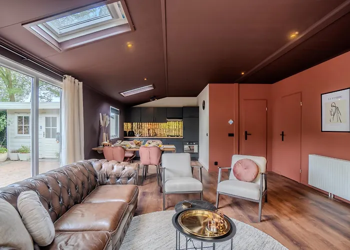 Chique Tiny Wellness Hottub & Sauna شاليه