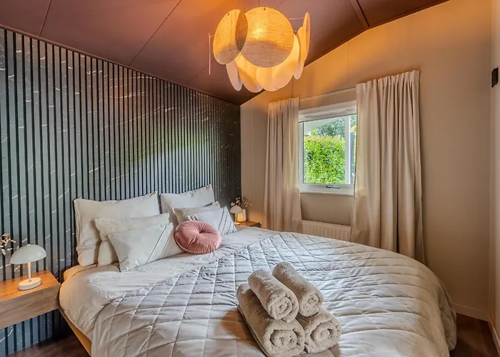 Chique Tiny Wellness Hottub & Sauna شاليه