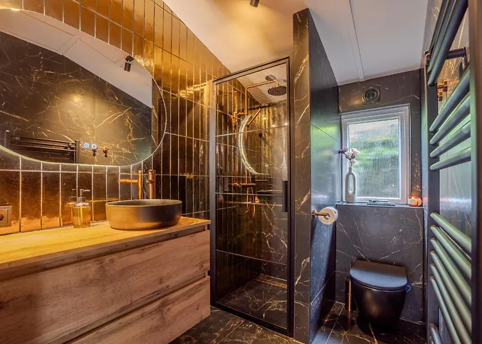 Chique Tiny Wellness Hottub & Sauna شاليه *