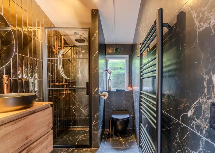 Chique Tiny Wellness Hottub & Sauna *