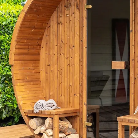 Chique Tiny Wellness Hottub & Sauna *