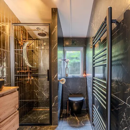 Chique Tiny Wellness Hottub & Sauna *