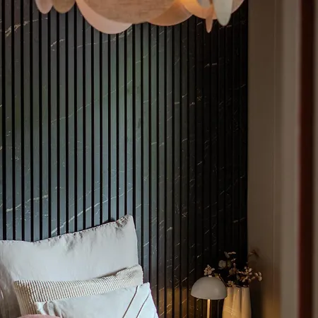 Chique Tiny Wellness Hottub & Sauna Chalet *